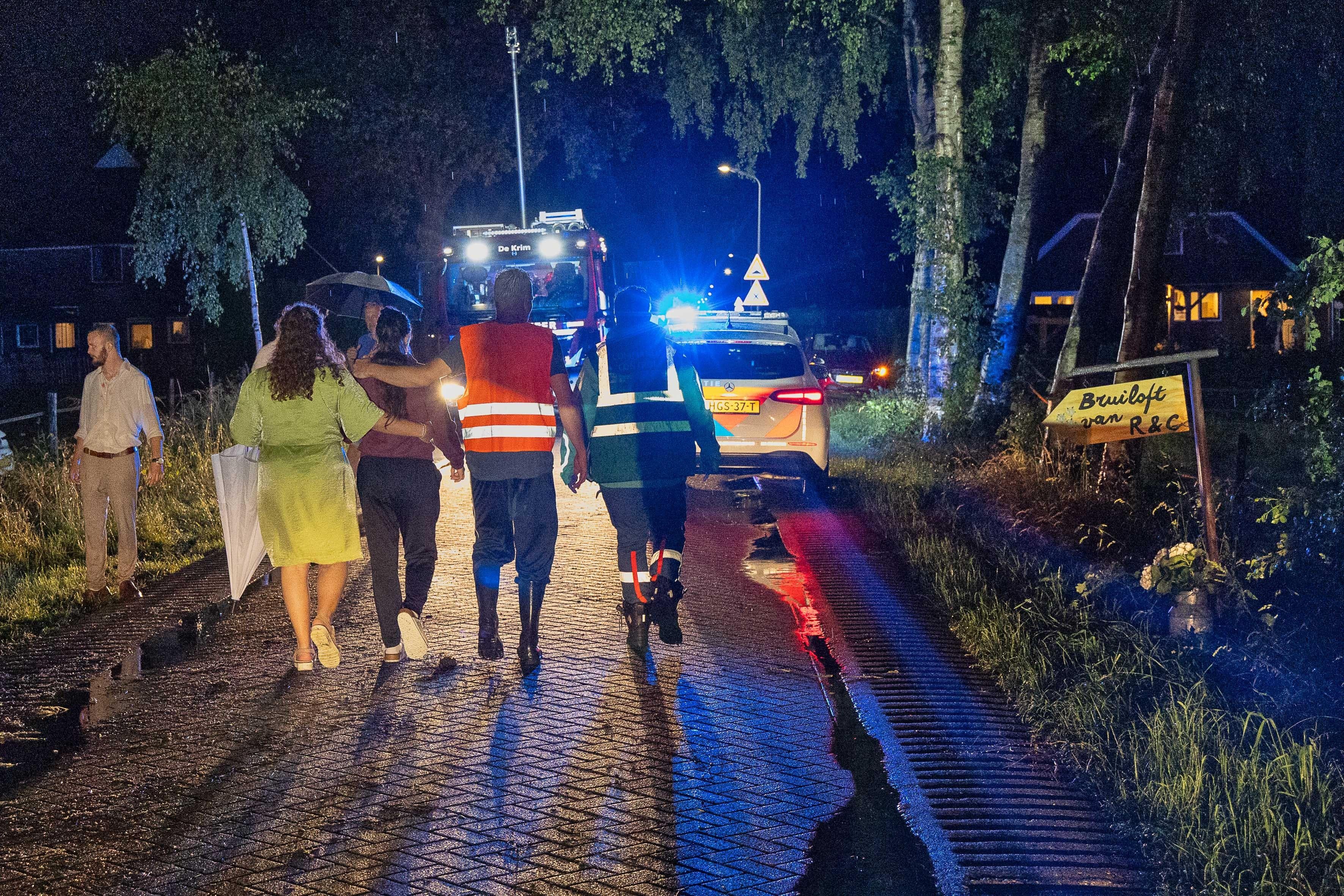 Twee bomen waaien op bruiloftstent aan het Zuideropgaande.