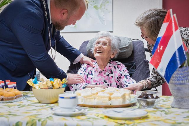 Kini Nauta-Smit is 100 jaar en wordt gefeliciteerd door burgemeester Martijn Breukelman.