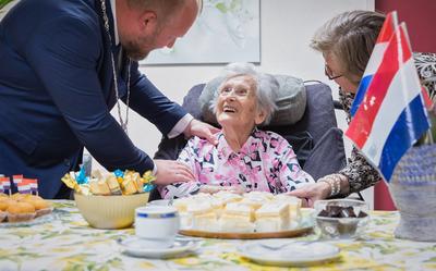 Kini Nauta-Smit is 100 jaar en wordt gefeliciteerd door burgemeester Martijn Breukelman.