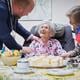Kini Nauta-Smit is 100 jaar en wordt gefeliciteerd door burgemeester Martijn Breukelman.