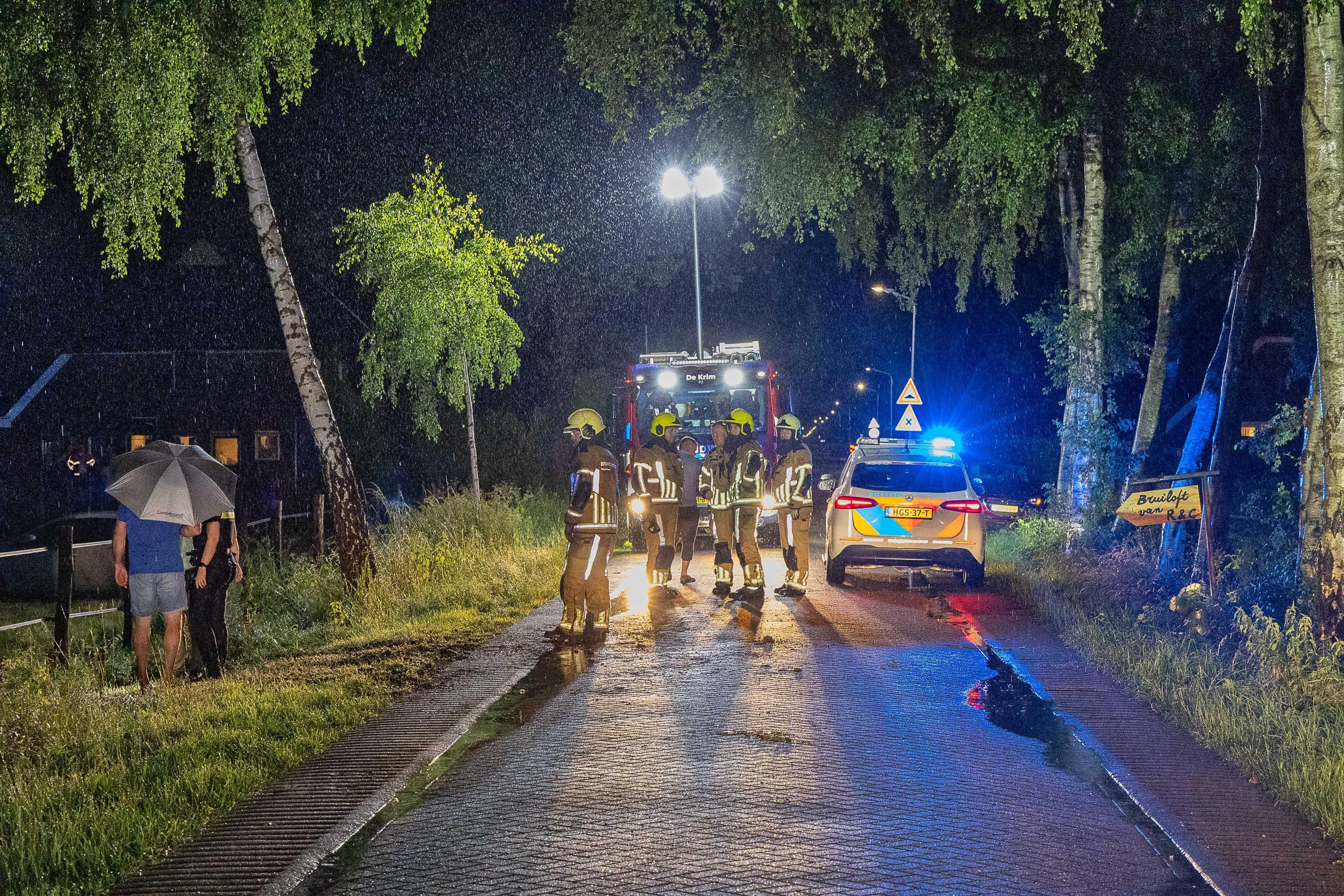 Twee bomen waaien op bruiloftstent aan het Zuideropgaande.