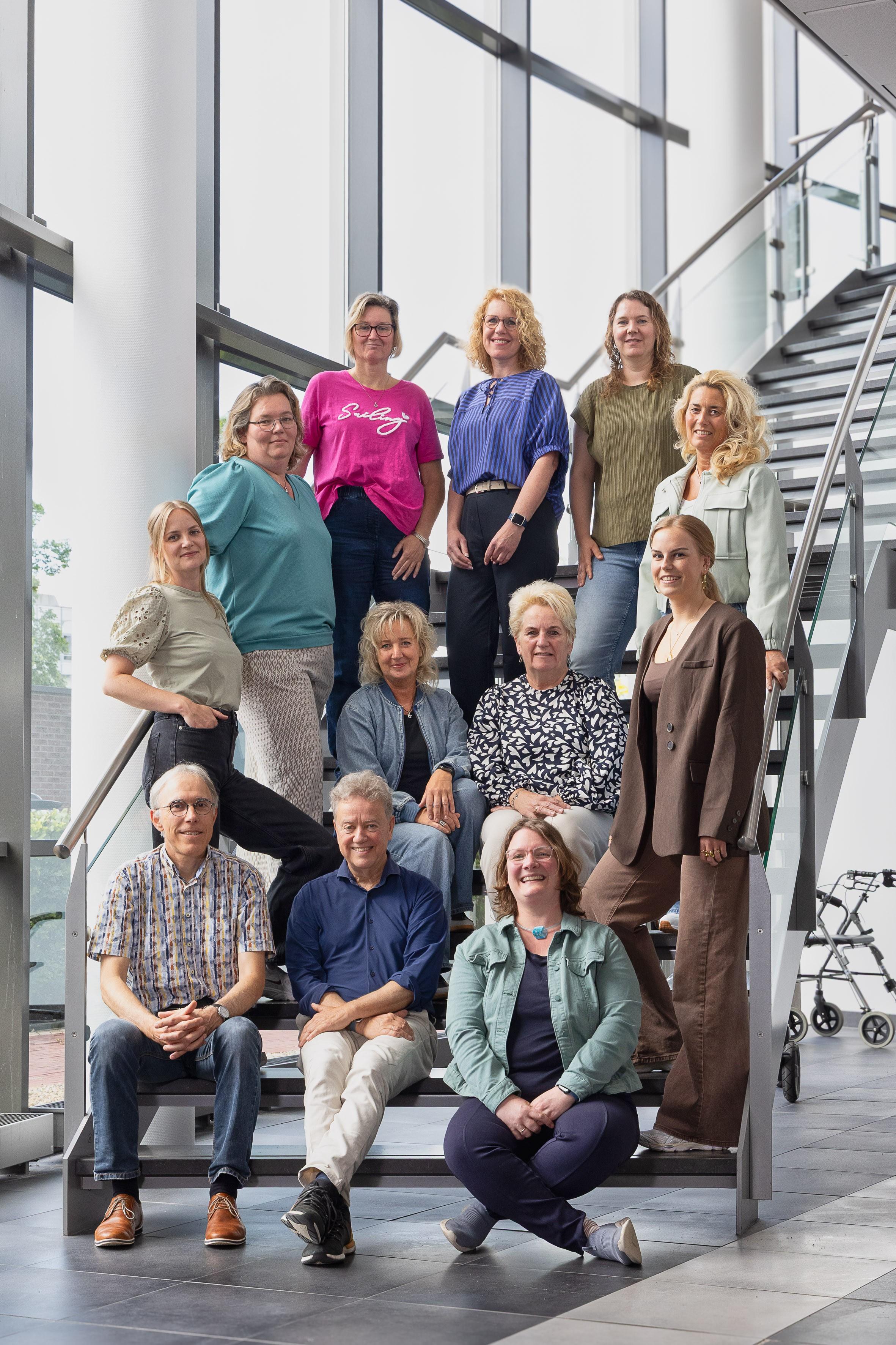 Jan Contermans ten midden van zijn collega’s van huisartsenpraktijk De Beuken.