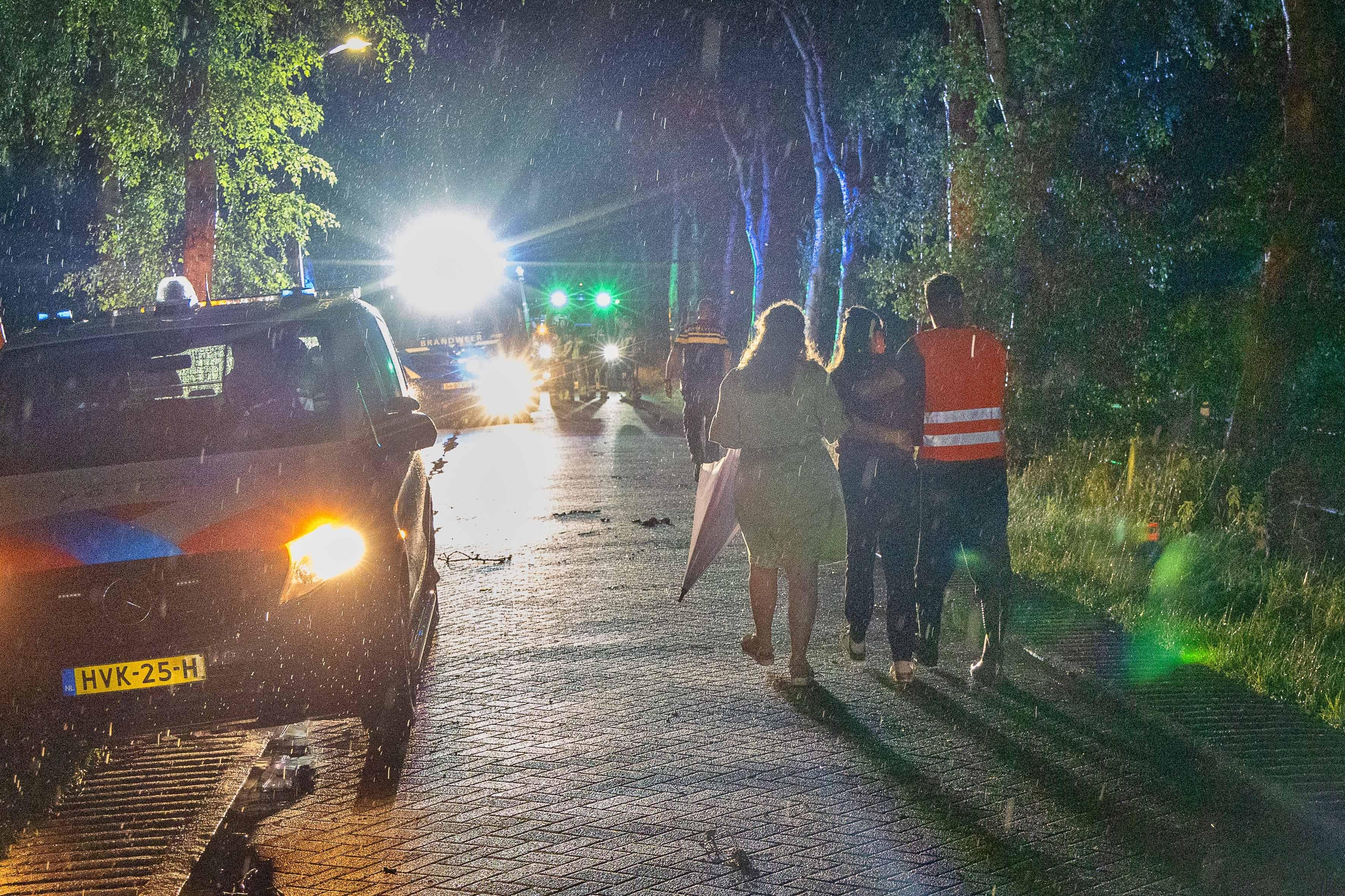 Twee bomen waaien op bruiloftstent aan het Zuideropgaande.