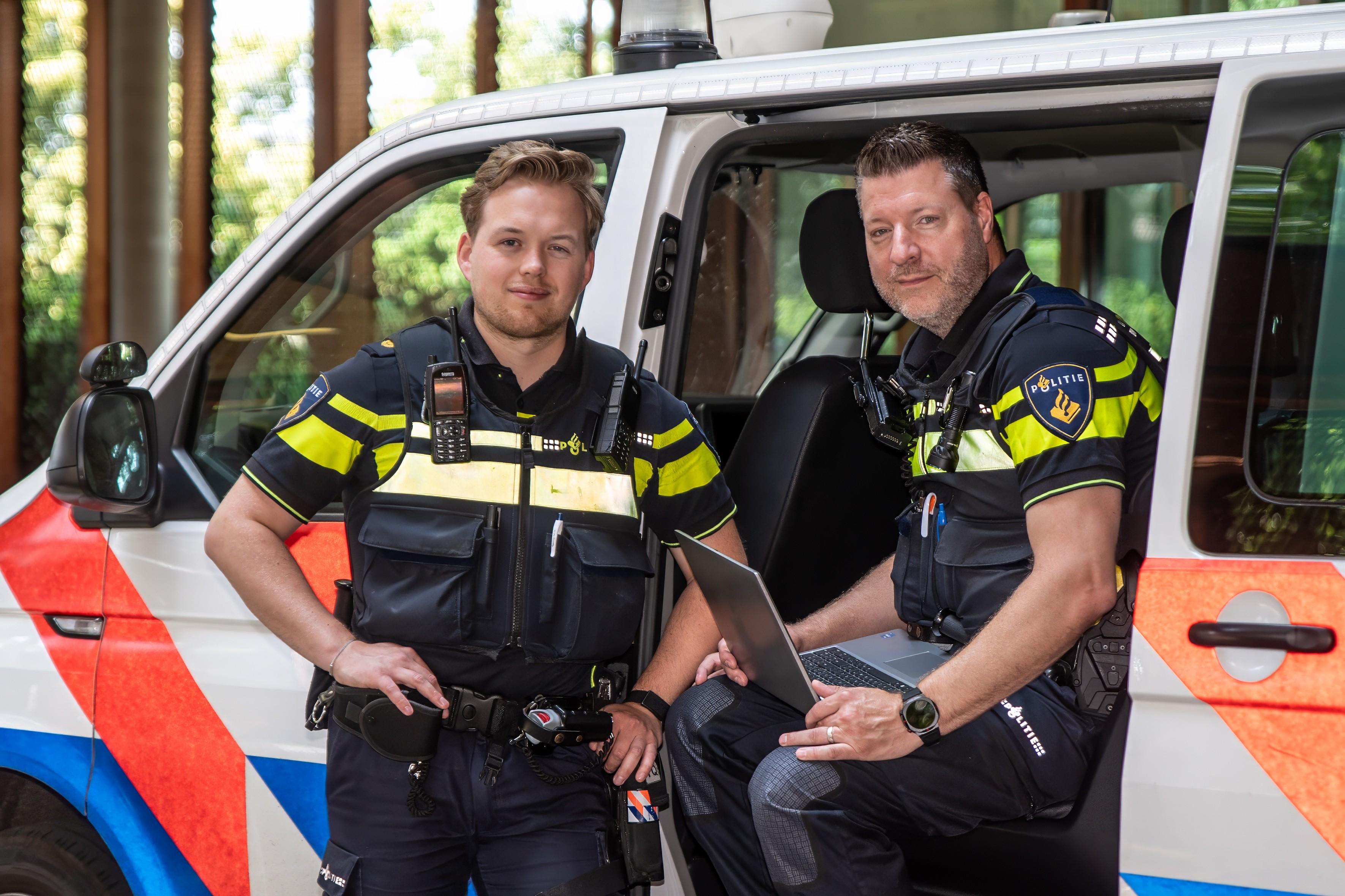 Digitaal wijkagenten Boaz Holtrop (l) en Wessel van der Waa.
