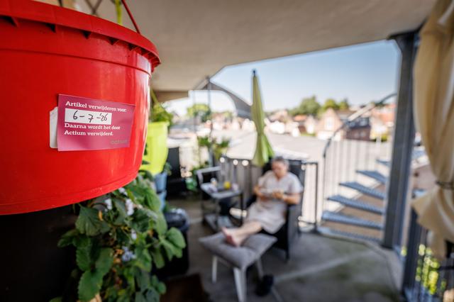 Om bewoners op de regels te wijzen, heeft Actium stickers aangebracht op voorwerpen die volgens de corporatie niet mogen blijven staan of hangen. Bewoners die daar geen gehoor aan geven, lopen het risico dat Actium de spullen zelf verwijdert.