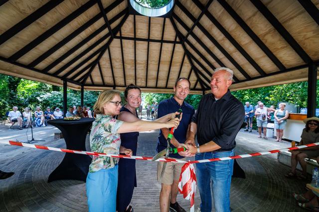 De officiële opening van het paviljoen met vlnr: Nicole Kuppens, directeur van Museum de Proefkolonie, Kim van den Belt van De Proef, architect Robert Cruiming en wethouder Alfred Schoenmaker.