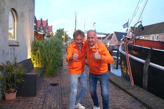 De Dikdakkers, Anton Geerts (l) en Hans Voogd, stonden vrijdagavond voor de allerlaatste keer op het podium tijdens het Grachtenfestival in hun eigen Meppel.