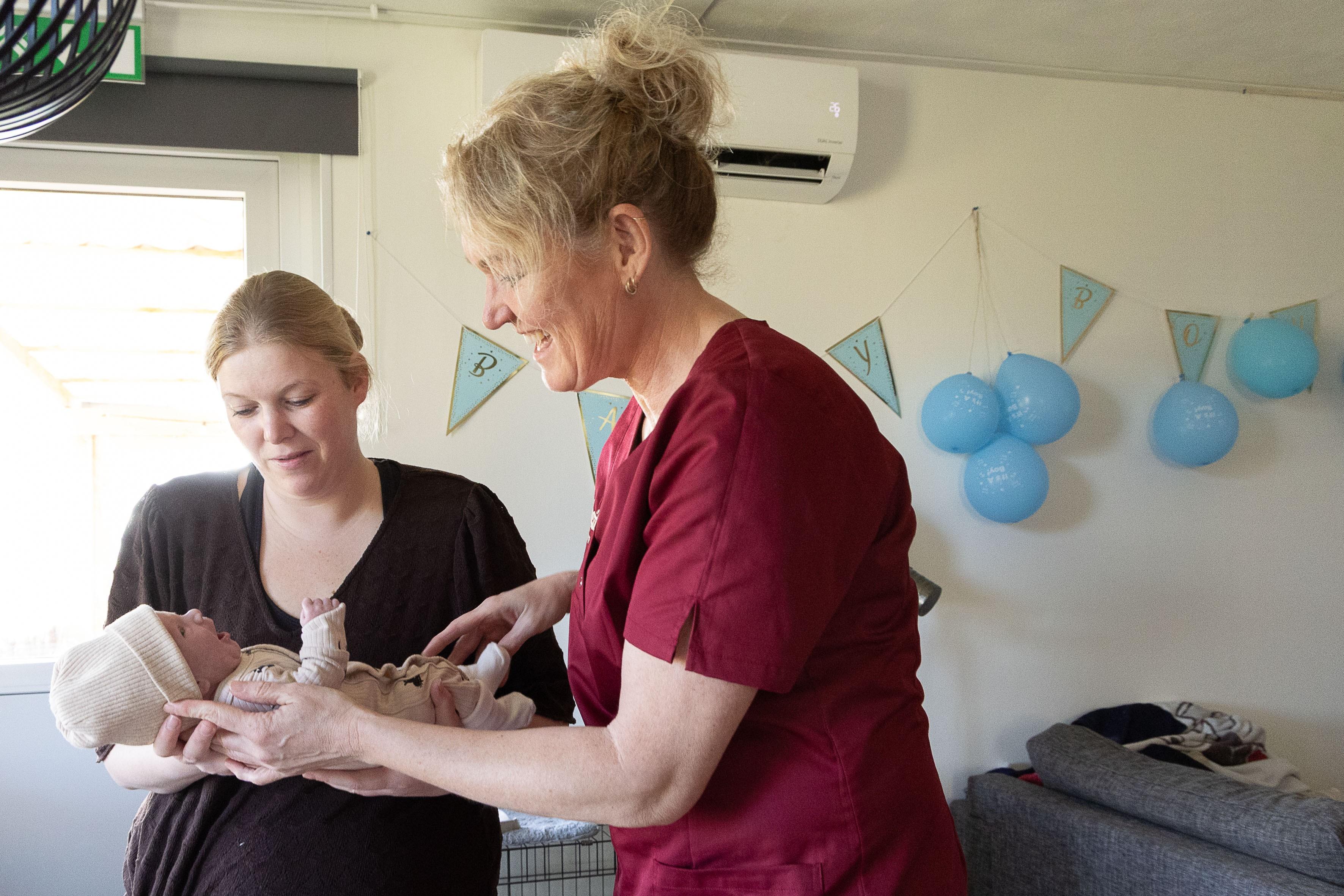 Moeder Miranda, baby Davey en kraamverzorgster Ina. Foto ter illustratie. 