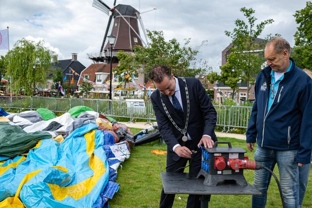 Burgemeester Arjen Maathuis onthulde zaterdag de springkussens.
