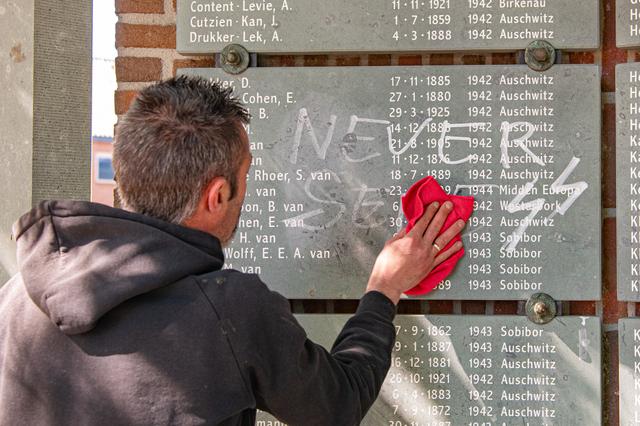 Een medewerker is bezig met het verwijderen van de tekst