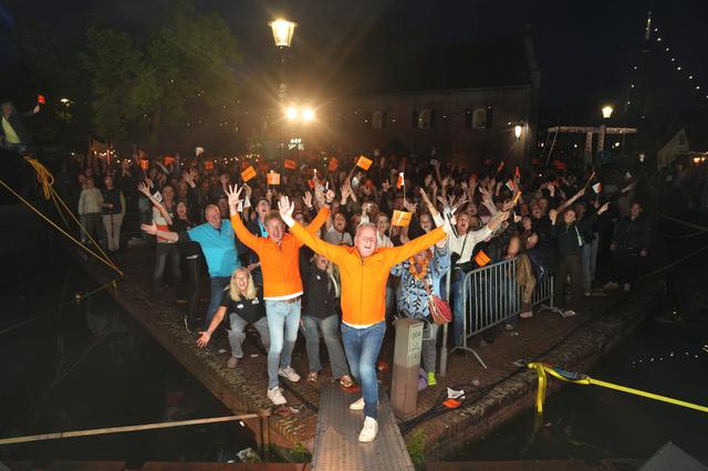 Voor het duo, dat jarenlang een vaste waarde was op feesten en evenementen door het hele land, voelde dit optreden als een symbolisch slotstuk.