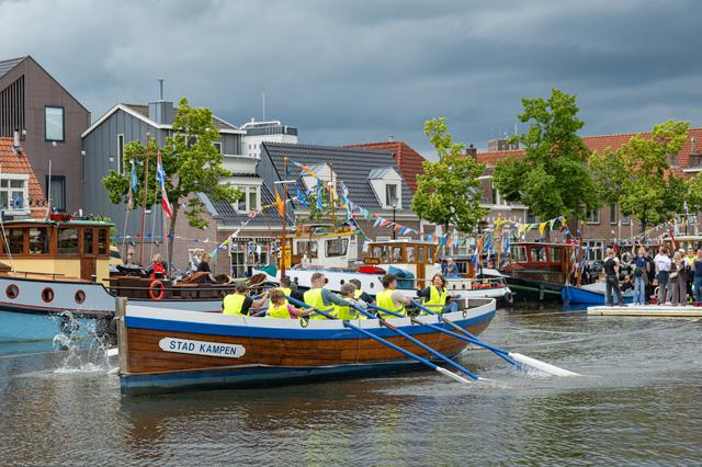 De eerste activiteit van het festival was het bungeeroeien.