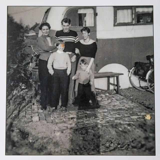 Het echtpaar woonde in de eerste jaren na hun trouwen in een salonwagen aan de rand van Meppel.