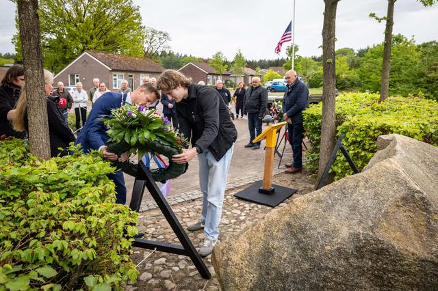 Burgemeester Jouke Spoelstra en Yannic Wethly van Stichting Luchtoorlog Onderzoek Drenthe plaatsen een krans tijdens de onthulling. 