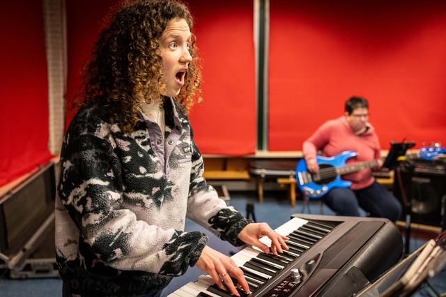 Dirigent Anne Verhart tijdens de repetitie.