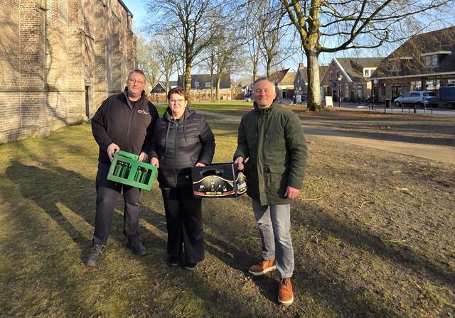 Initiatiefnemers Arjan en Bernadette Huisman en Serge Bierhuizen (rechts) op de plek waar het verlichte bierkrattenkruis komt.