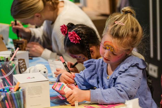 In diverse musea en andere plekken, zoals het Forum Groningen, kunnen kinderen lekker knutselen in de vakantie.