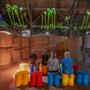 Bezoekers van kunstroute Open Stal in Oldeberkoop bekijken lichtprojecties van het Leeuwarder kunstenaarsduo Kroft&Smids in de stal van Boerderij Hof.