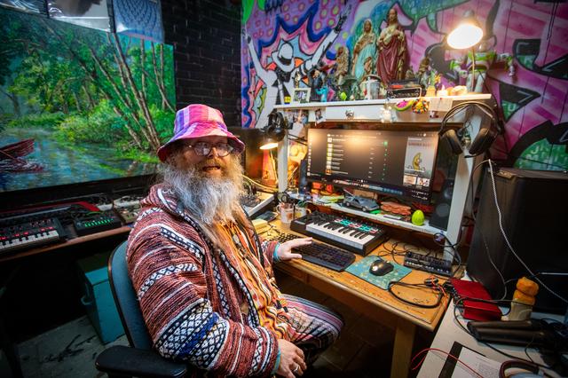 Jeroen Boerstra in zijn studio, waar hij alle gekke liedjes bedenkt, maakt en online zet.