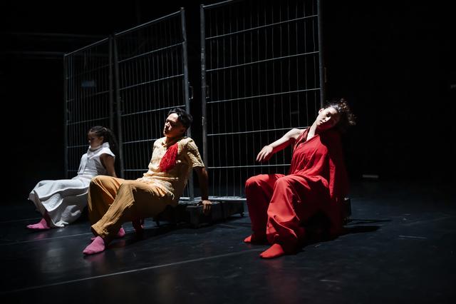Scène uit 'Mond van de mode', met vlnr: Cheyenne Nahafahik, Ryan Berg en Emma Zeimen. 