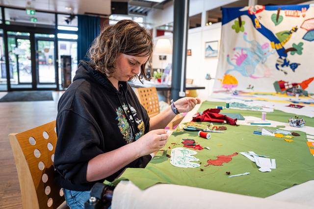 Ella Dijkema (14) uit Haren werkt aan haar bijdrage aan het kunsttextielproject 'En Vele Anderen'.