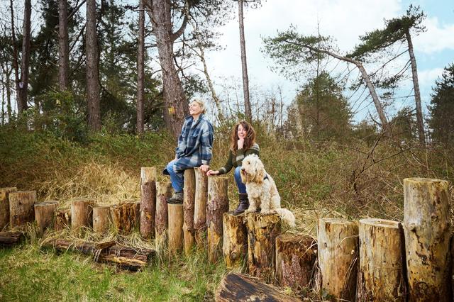 Sinds kort krijgt Basja Chanowski hulp van Frederique Winterink (links), die begin maart van Apeldoorn naar Schiermonnikoog verhuisde.