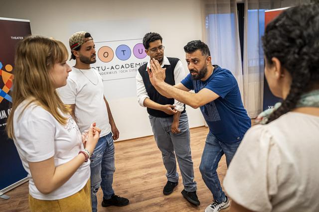 Thaeer Betar (met blauw shirt) maakt theater met gevluchte jongeren in Groningen. Links naast hem staat Faisal uit Jemen, die dankzij Betar mee durfde te doen.