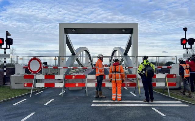 Inspecteurs van Rijkswaterstaat testten de brug in november 2025. 