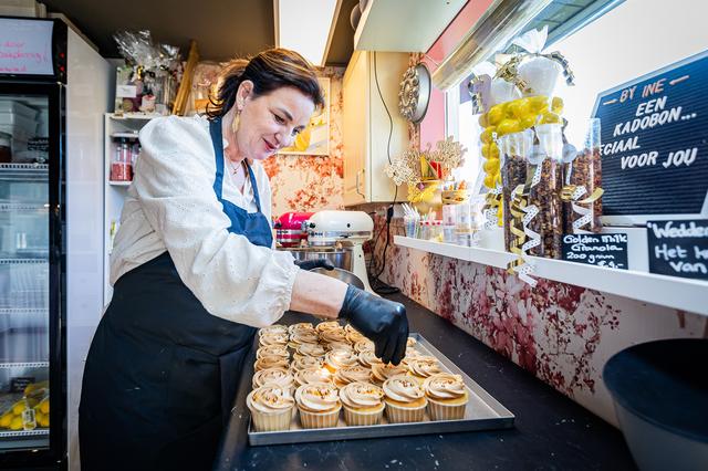 Ine Paauw thuis aan de slag in haar Bakschuur in Wedde.