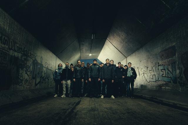 Scène met een groep hooligans uit de film 'Koud water'.