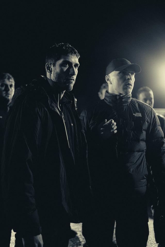 Hoofdrolspelers Rafaël van der Ziel (r) en Bakir Shawky in 'Koud water'.