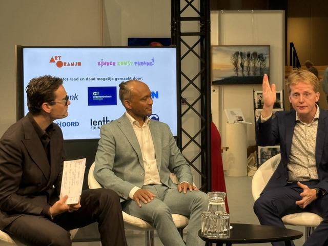 Splinter Chabot, Jim Lo-A-Njoe en Sierdjan Koster (vl..n.r.) in gesprek tijdens ArtOranje in Martiniplaza in Groningen.