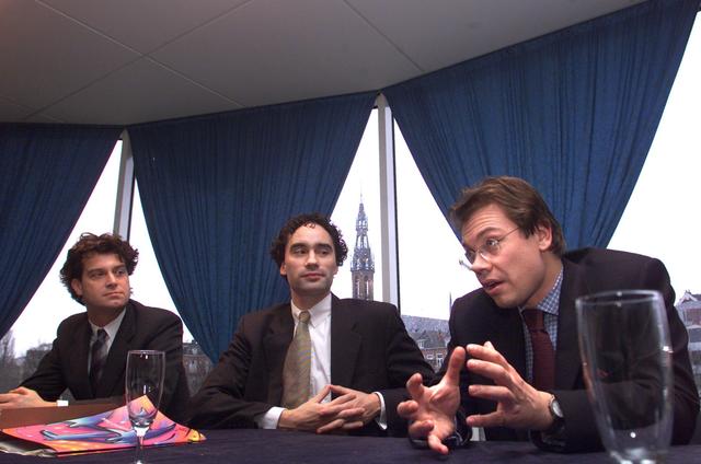 Marcel Mandos (links) in 2001, naast directeur Jan Geert Vierkant, en dirigent Alexander Vedernikov.