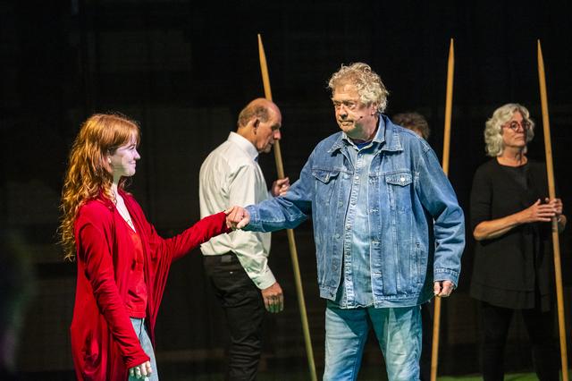 Sanne Bouma en Joop Wittermans in een scène uit 'Je bent hier, mijn liefste'.