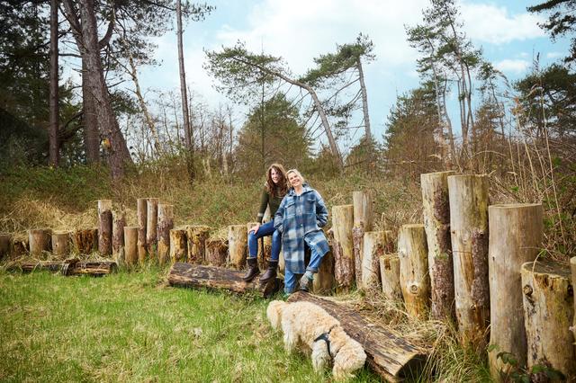 Frederique Winterink (rechts) helpt Basja Chanowski met het verwezenlijken van haar plannen. Op de voorgrond Basja's hond Tommi.