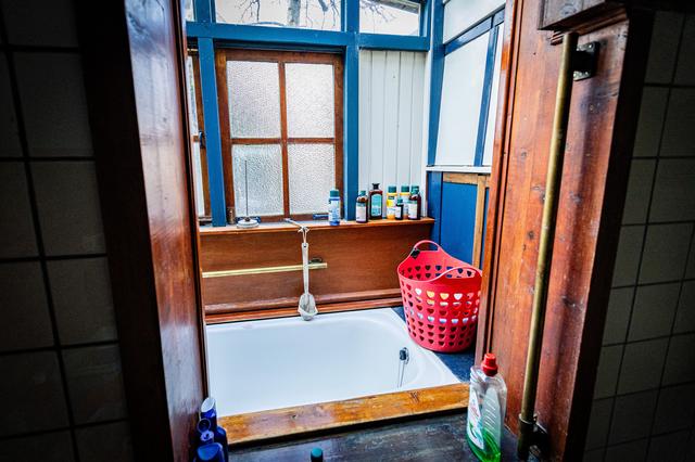 Rieks Folgerts bouwde zijn bad, waarvoor hij te weinig ruimte had, gewoon aan zijn huis vast. 