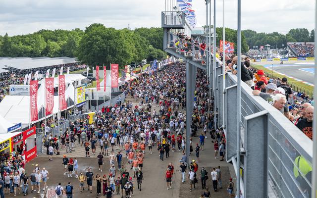 Het horecaplein achter de hoofdtribune tot aan de Haarbocht wordt helemaal geasfalteerd.