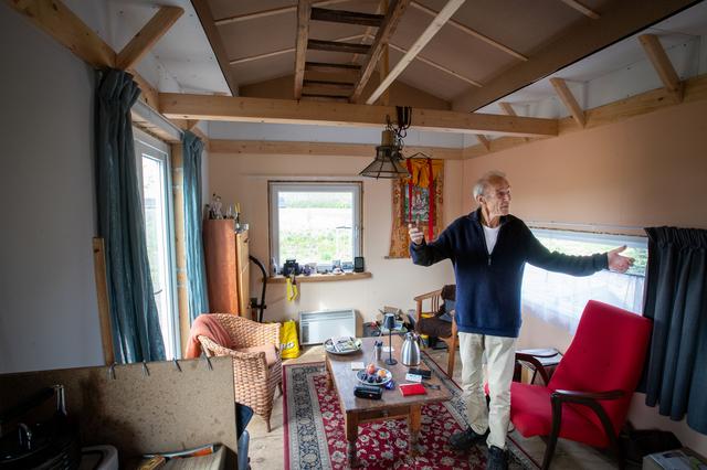 De 83-jarige Wouter den Dulk is nog volop bezig met het afwerken van de binnenkant van zijn tiny house.
