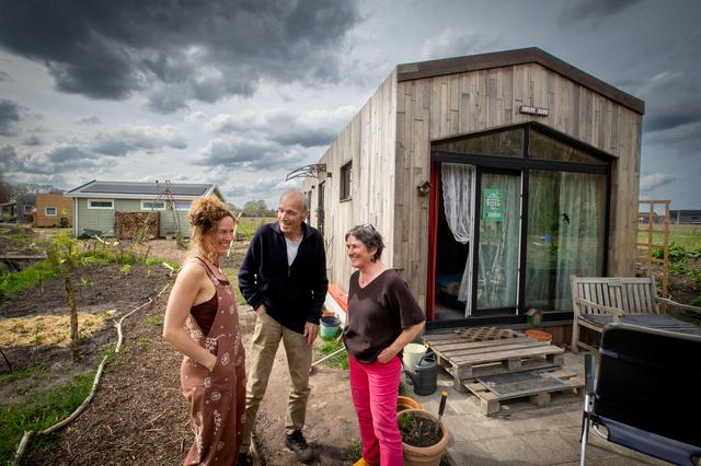 Moniek, Wouter en Annelies (vlnr) in gesprek voor de woning van Annelies.