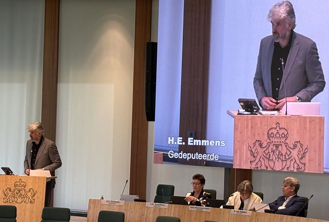 Gedeputeerde Henk Emmens hapte af en toe naar adem bij het verdedigen van de beleidsnotitie over de lelieteelt. 