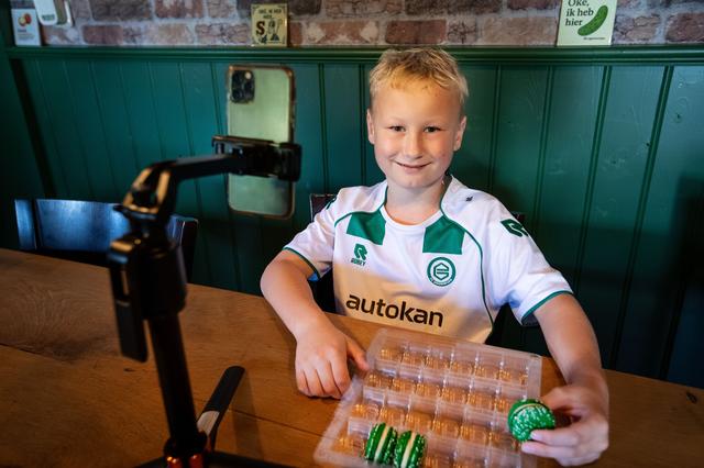Dex Lageman uit Buinen maakt filmpjes waarin hij gek snoep test. 