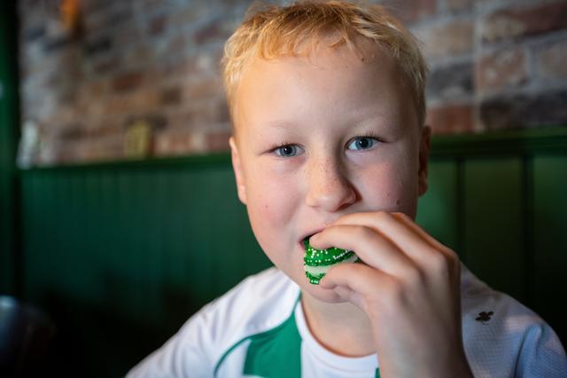 Dex Lageman proeft een macaron met augurkensmaak. 