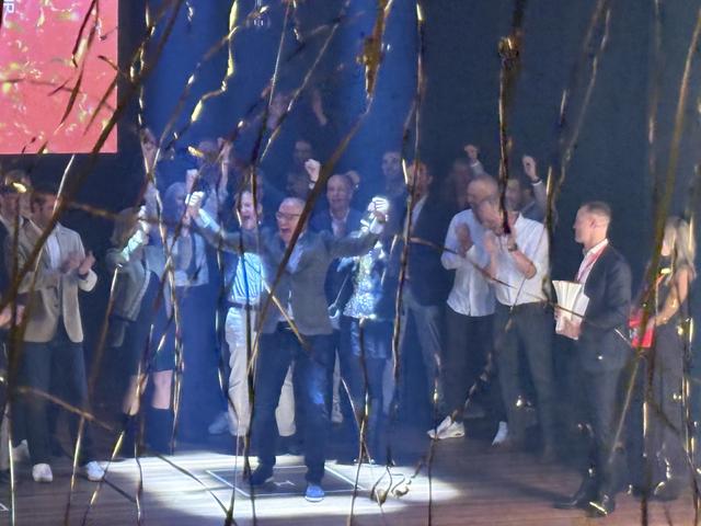 WellGear (met Harry Venema voorop) viert de overwinning.