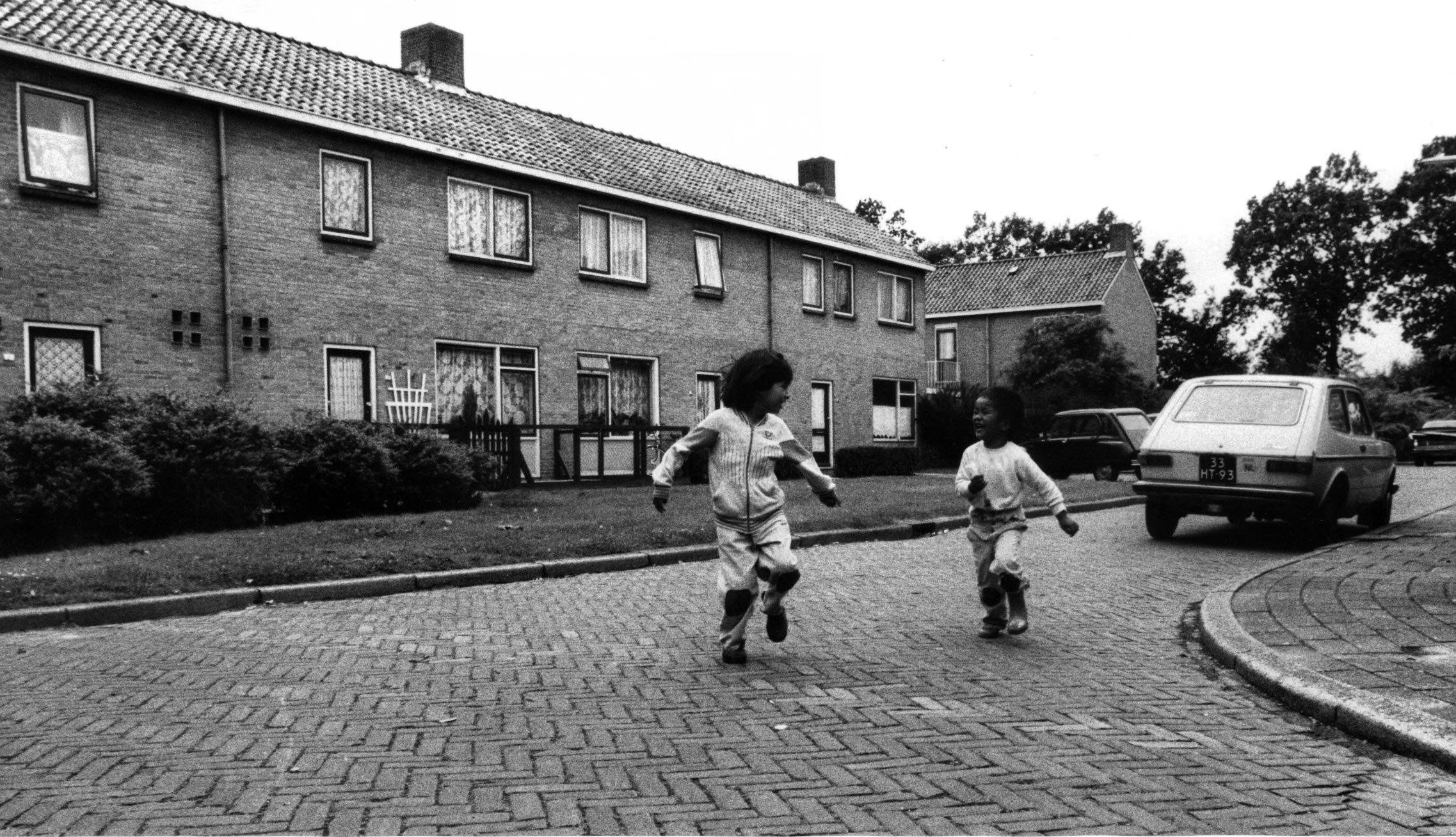 Kinderen in de Molukse wijk in Assen in 1984.
