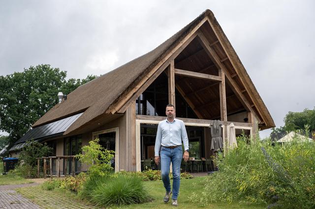 Planvoorbereider William Bruins loopt door de tuin van het Hallenhoes in Exloo, een pand waarin een aantal circulaire materialen zijn verwerkt.
