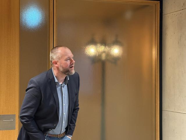 Jurryt Vellinga van Leefbaar Gemeentebelangen bekijkt de uitslag op het scherm. Hij is teleurgesteld en had het verlies niet zien aankomen.