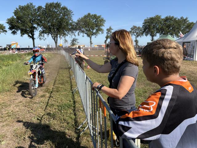 Ruben in actie, terwijl zijn moeder en Levi toekijken.