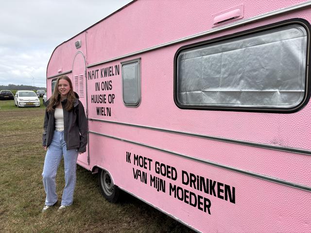 Ellen keert gewoon weer terug naar het festival.