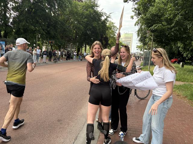 De verrassing is compleet; de 'hot girls' uit Grijpskerk worden verwelkomd met een knuffel.