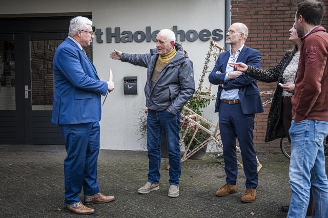 Veehouder Geert Martens (midden) doet gefrustreerd zijn verhaal bij burgemeester Jan Zwiers (links) als de Defensie in december het definitieve plan voor De Haar toelicht.